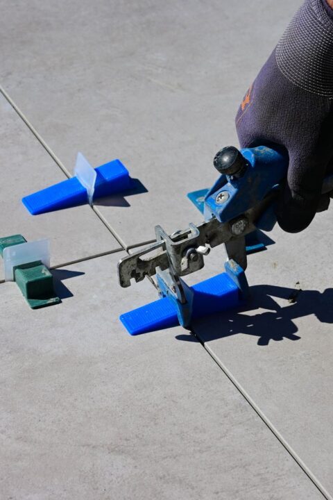 Tegellevelingsysteem met spacers tussen vloertegels